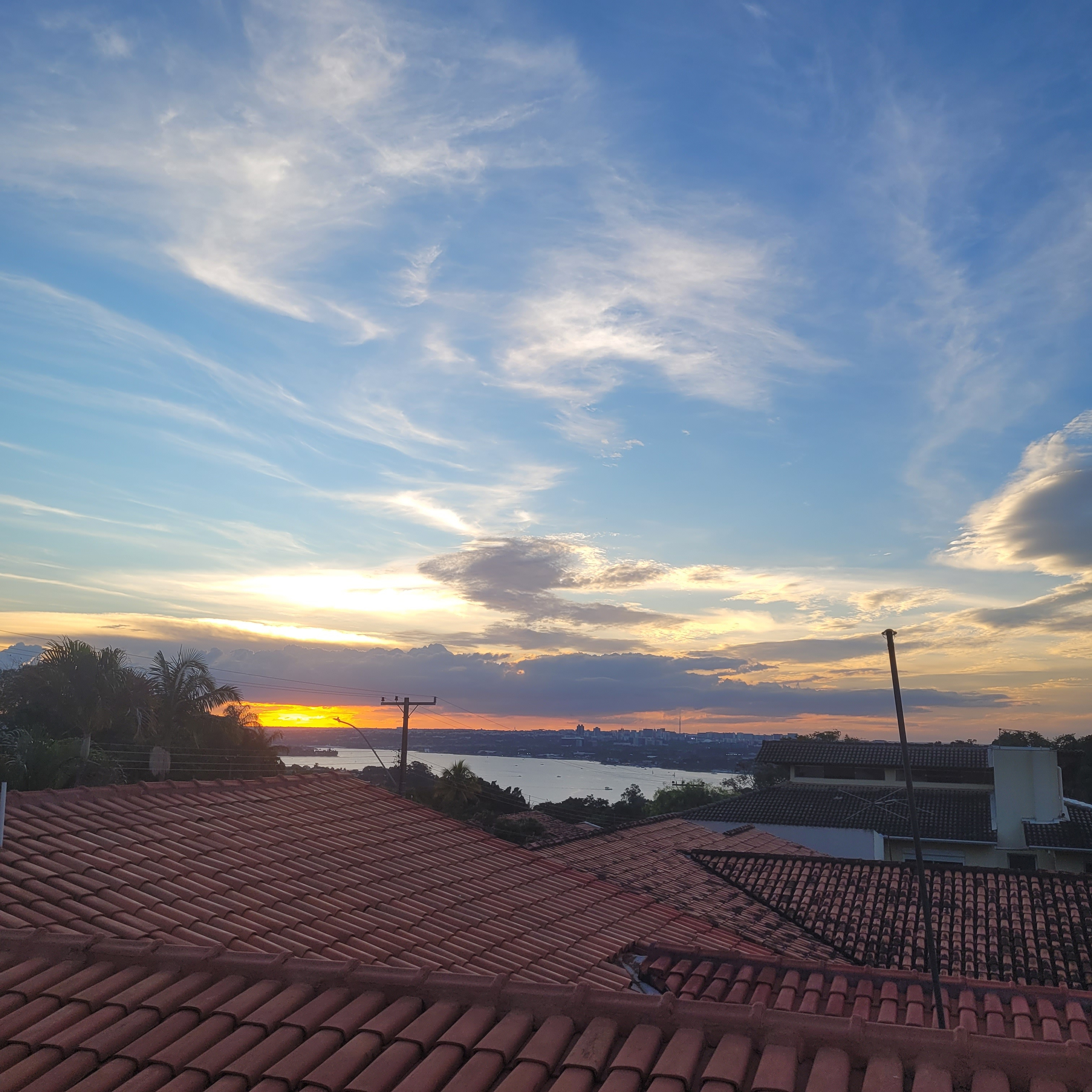 Antena Starlink instalada em cobertura de prédio em Águas Claras, Distrito Federal – serviço profissional certificado